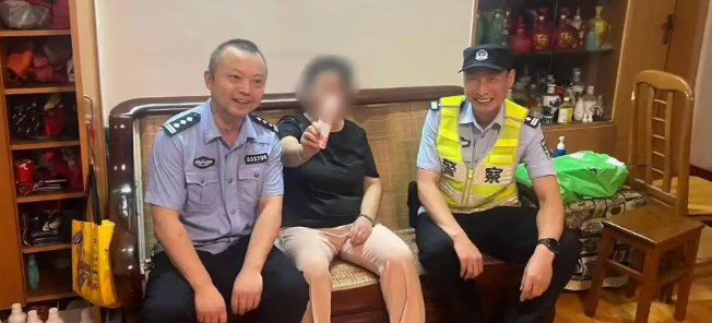 一位72岁的独居老人报警，说家里4万元现金不见了，以为遭遇了入室盗窃。可民警赶到后发现，门锁完好，屋