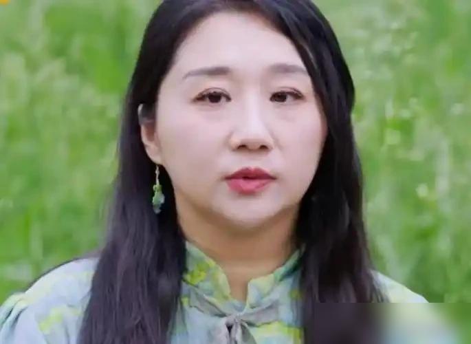 割你最狠的，就是教你不婚不育的博主。她背地里三胎抱俩，你却在出租屋里怒敲键盘，真