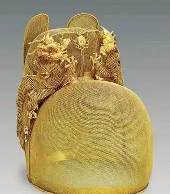 1956年，在郭沫若、吴晗的强烈要求下，国家同意了挖掘万历皇帝的陵墓，在打开棺材
