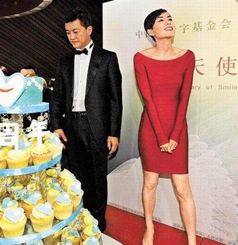 旧时光里的王菲，像块淬过火的琉璃，清冷是她，烟火也是她！看她和李亚鹏的旧合照