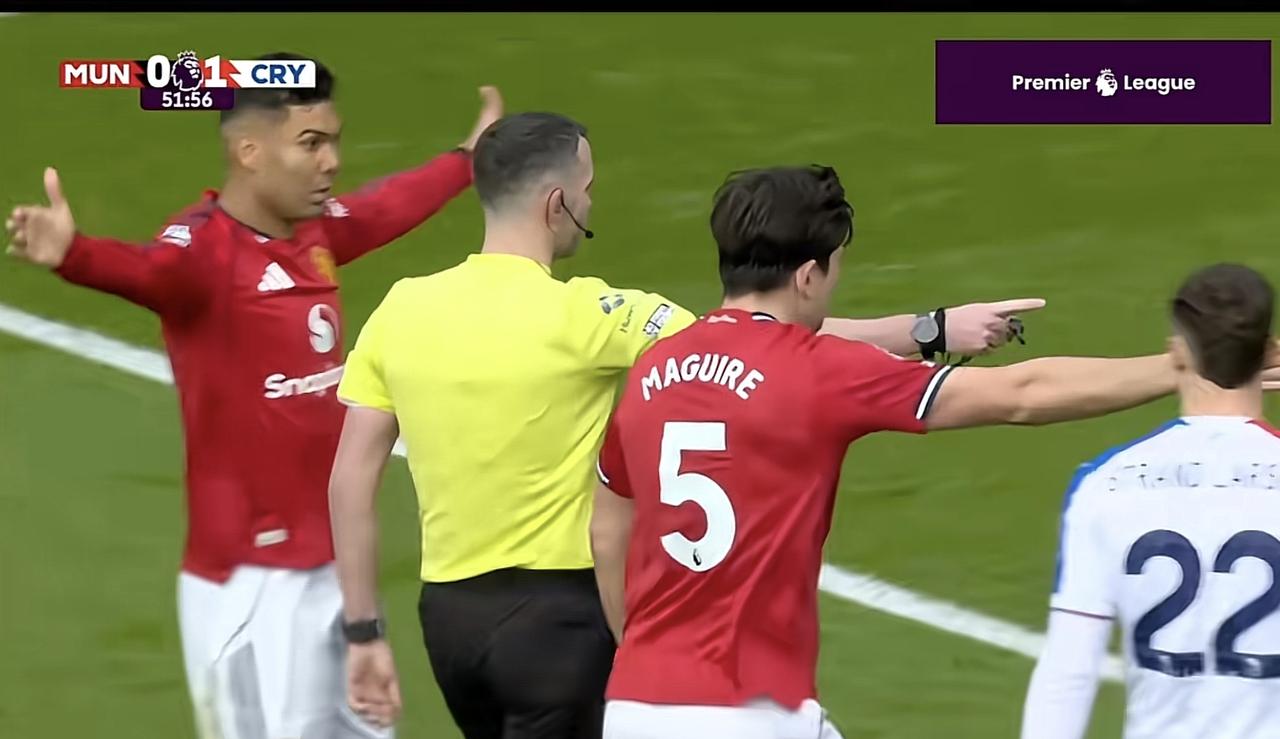 B废不配做队长😡库尼亚被犯规时，第一时间和裁判沟通的竟然是马奎尔。当