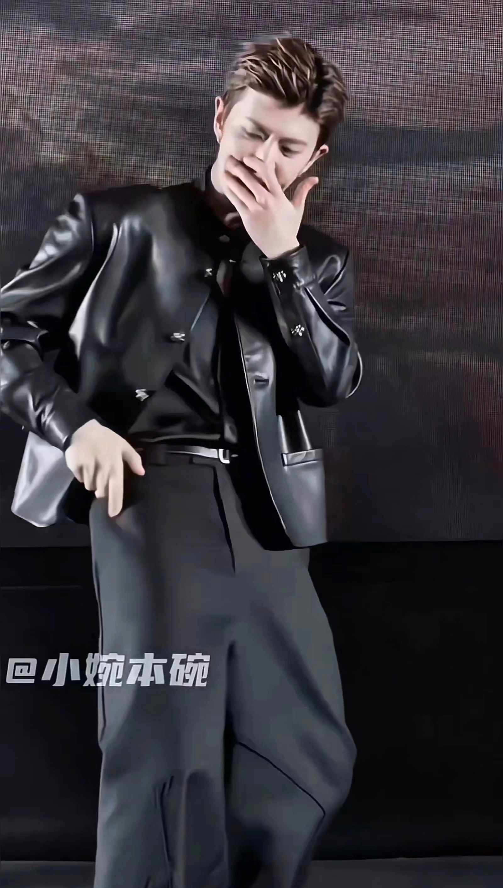 任嘉伦！！！！！！！！太会跳了啊啊啊啊啊啊啊！！！！给我扭迷糊了词都记不住了啊啊