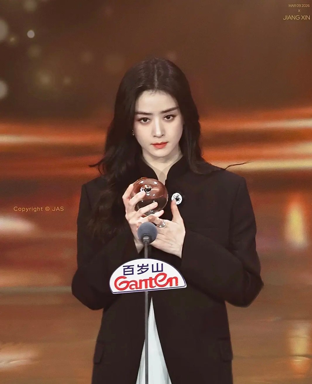 蒋欣胖过没丑过，瘦下来真的太惊艳了。