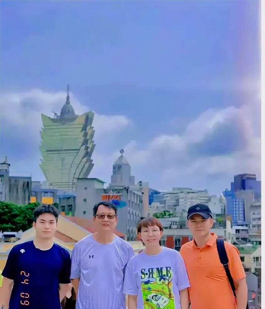 朱雨玲和男友朱林峰、爸妈的合照，看着特别温馨和谐！两人站一起，夫妻相十足。朱林峰