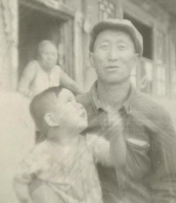 1979年，内蒙古一对夫妻生下男婴后不想抚养，连夜把孩子送到村里刚丧子的贫苦人家
