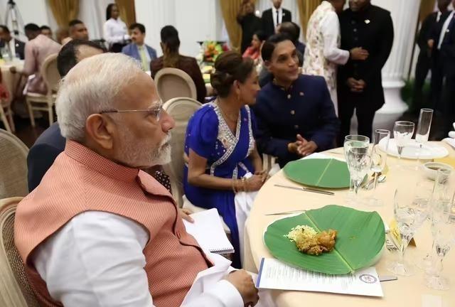 印度总理莫迪吃国宴，餐盘里有一点米饭、一点鸡肉咖喱、一点腌菜。说实在的，印度这么