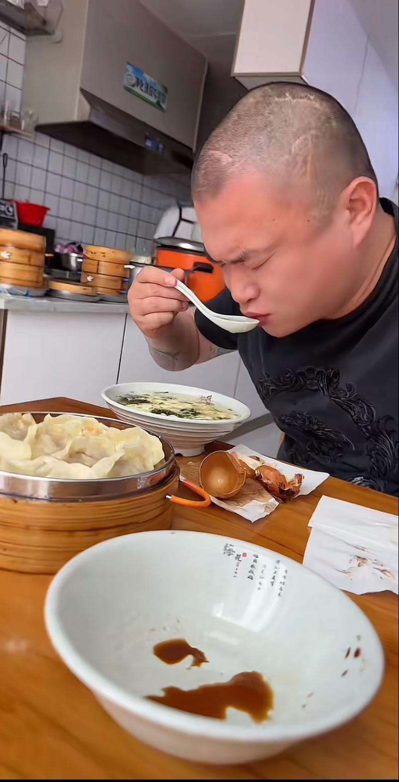苏州五星，太掉链子了，差点没被烫死，今天他和朋友出去吃早餐，点了一笼蒸饺，两人分