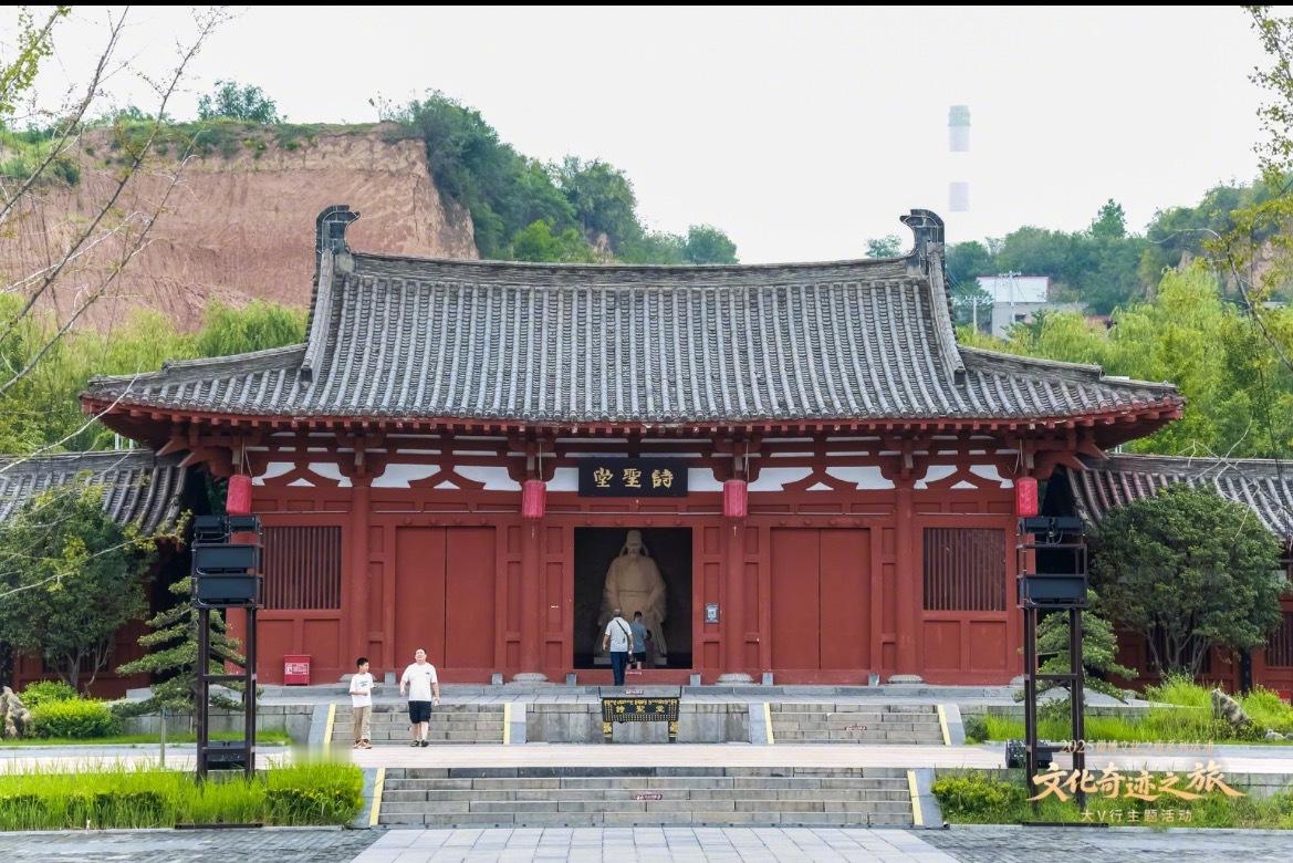 在古都脉搏中寻一场文化相逢当夕阳斜照过二七塔的钟楼，郑州便开始披上文化的夜衣。这