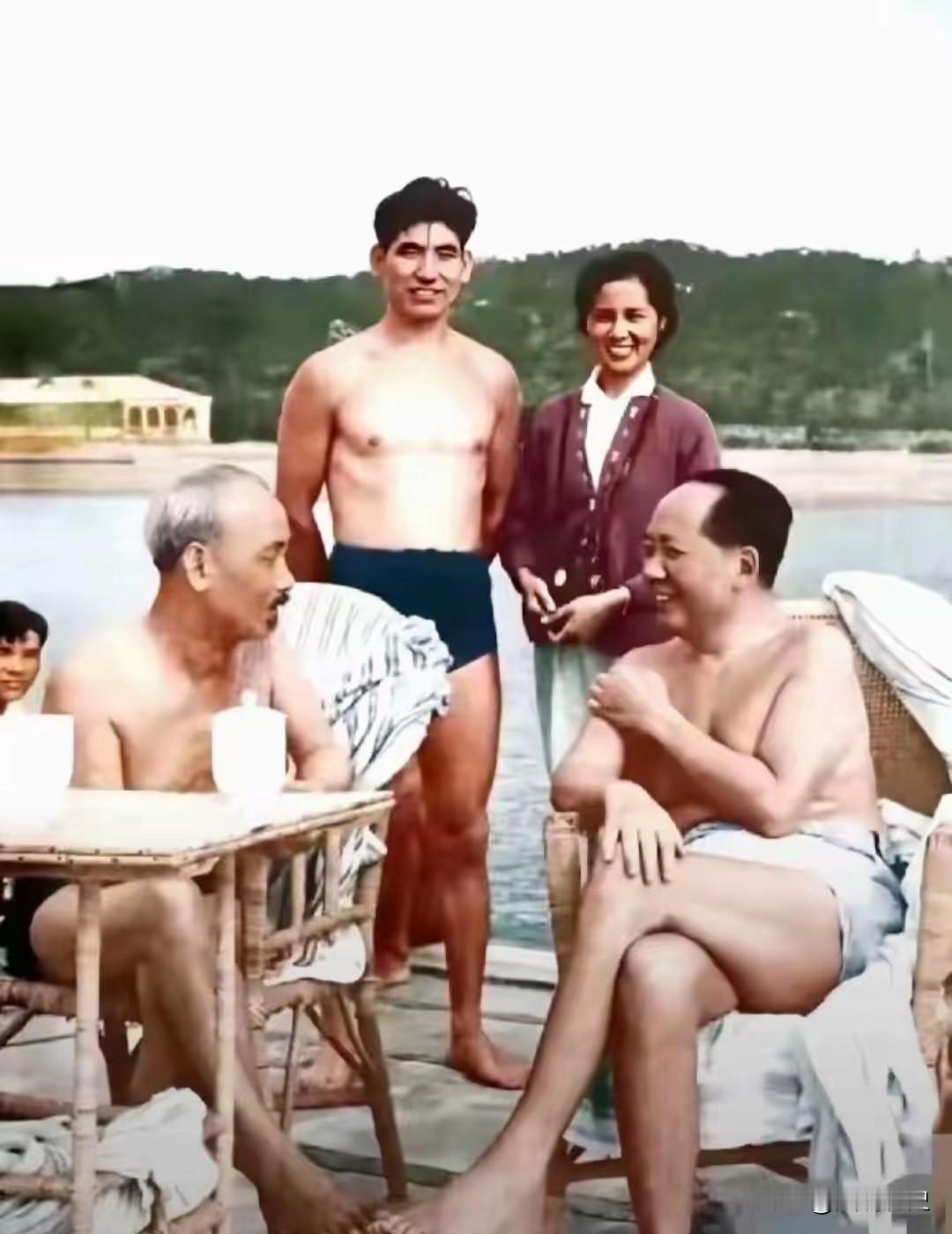 你敢相信这是两国领袖？上个世纪六十年代，越南领导人胡志明来到中国，在武汉，他