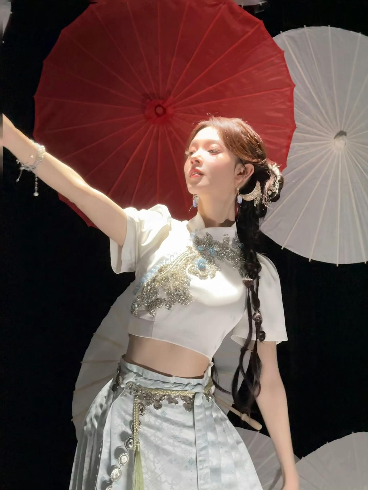 陈瑶，故梦未醒，浮生初见。在无声处，自有万语千言。陈瑶