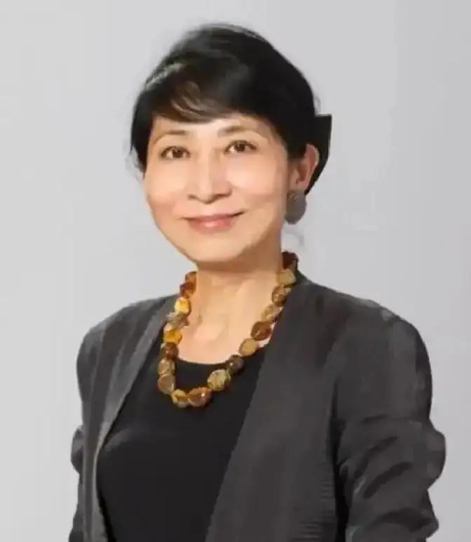 毛孟静的经历，是一段发人深省的警示。曾经身居立法会议员的位置，她刻意拒绝唱国歌、