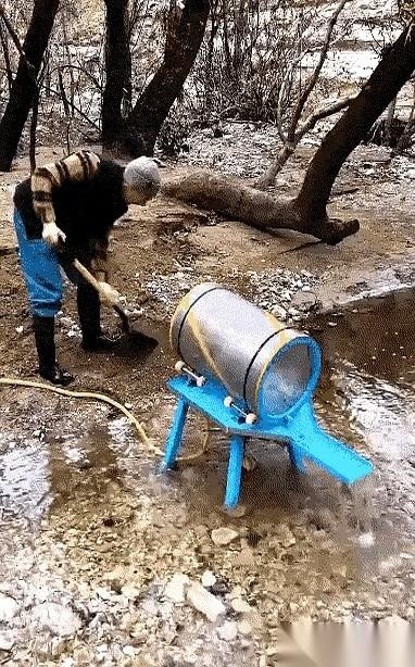 今天算是开了眼了，感觉我吭哧吭哧上的班，像个笑话。人家那印钞机，是真的“印”，