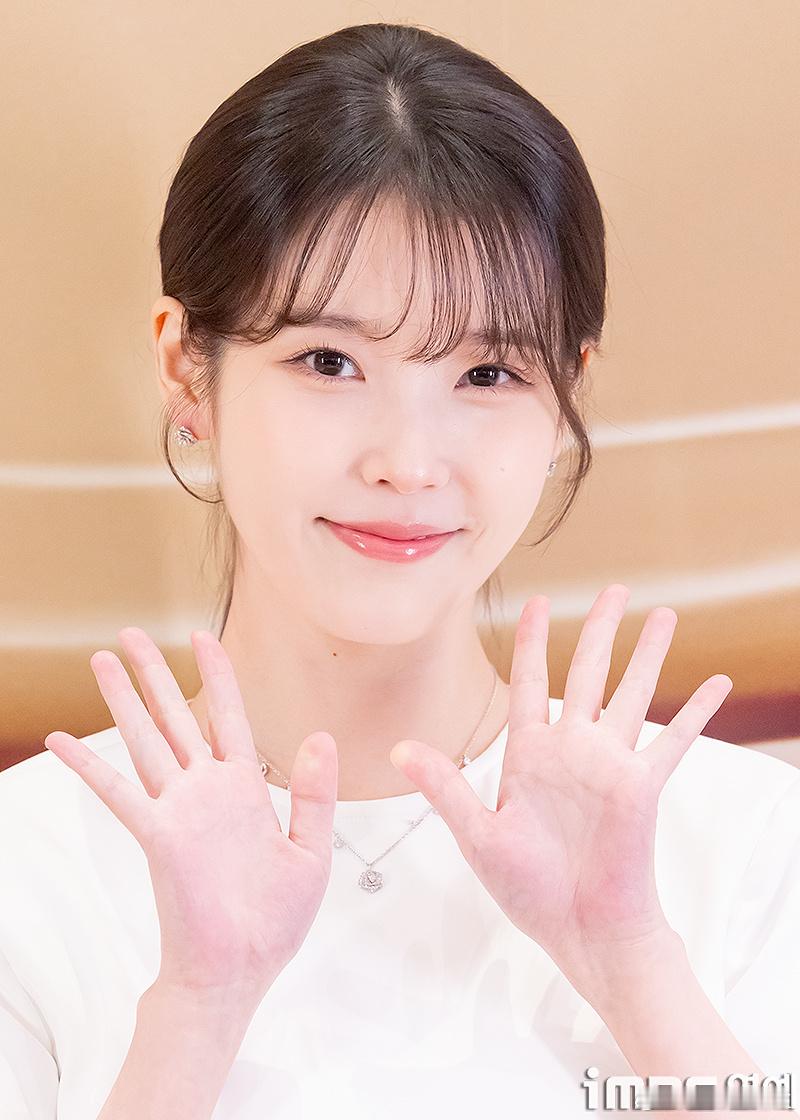 IU李知恩×雅诗兰黛快闪活动☺️☺️☺️💛💛💛💛IU活动新闻图状态