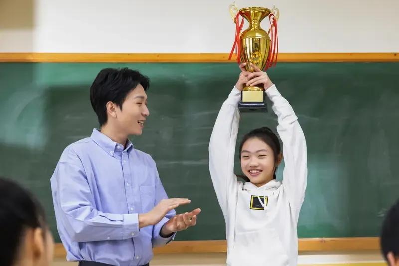 一位四十九岁的中学老师说，他现在还是一级职称十级岗位，和他们学校一位高级职称七级