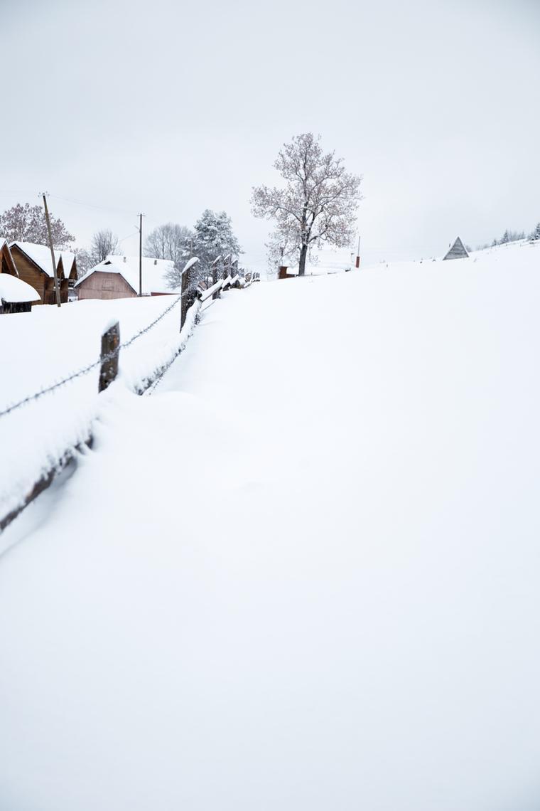 上联：雨打高山绿。下联是什么雪飘大地白
