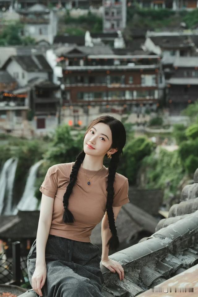 景甜在古村镇美出圈啦！扎着双麻花辫青春靓丽，虽然是简单的女大穿搭，看上去像十七八