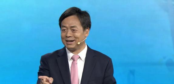 现在形势变了。在看起来无懈可击的美元帝国脚下，我们在沉默中，正在打开一条一条的裂