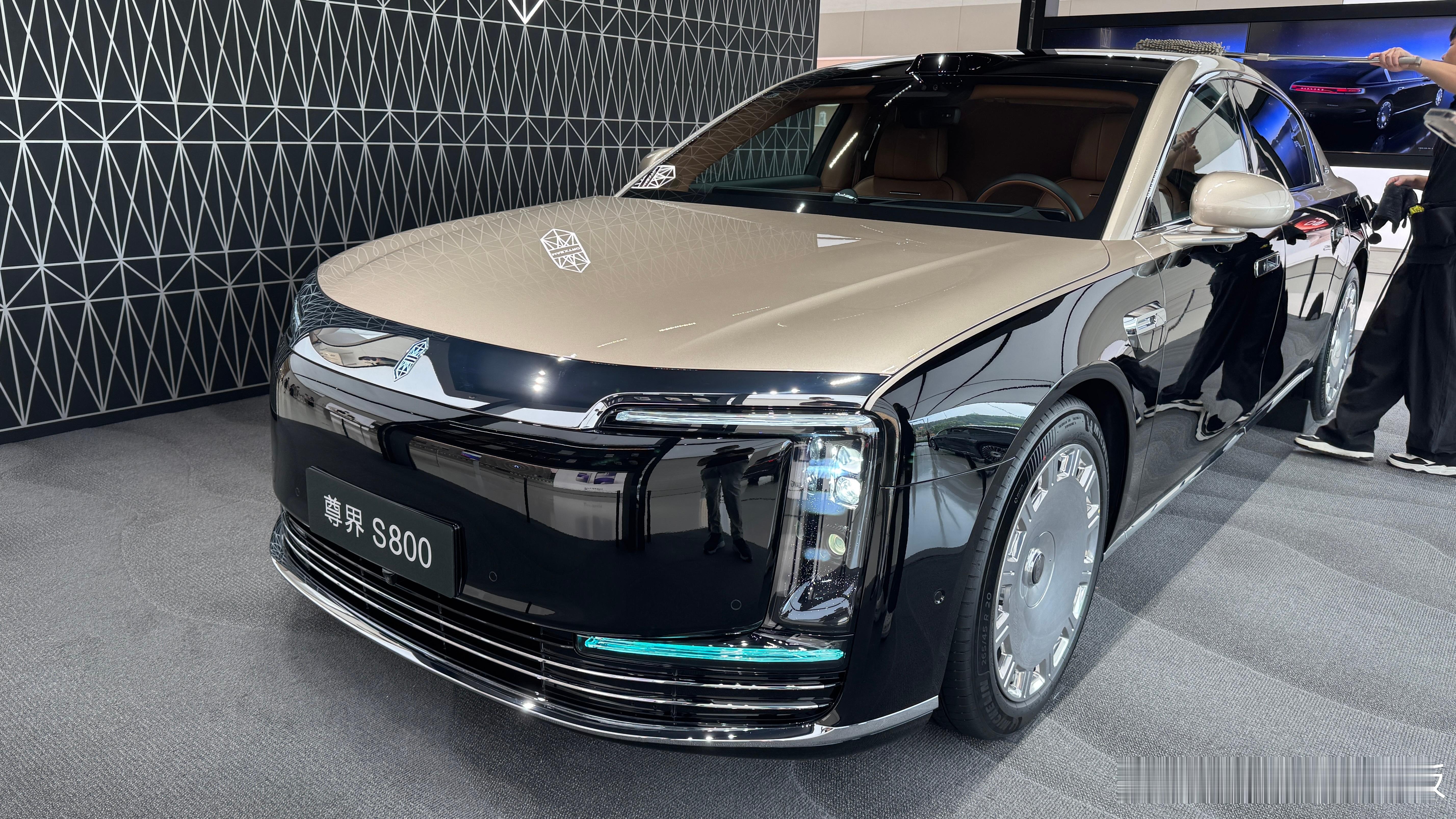 作为ET9车主，来感受尊界S800体验时间比较短，印象深的几点：1、外观一