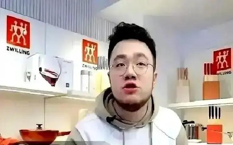 巴图直播间突现陌生留言连续四个月，每晚八点整，ID“老英”准时刷“今天挺稳