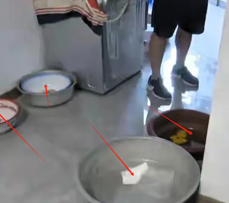 贵州贵阳，3楼和4楼因为之前漏水赔偿的事积怨，3楼一气之下堵了下水道，4楼不甘示
