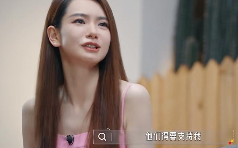 戚薇赞许李承铉在家里带孩子的功劳，并不是因为李承铉的能力不行，所以他才待在家里！