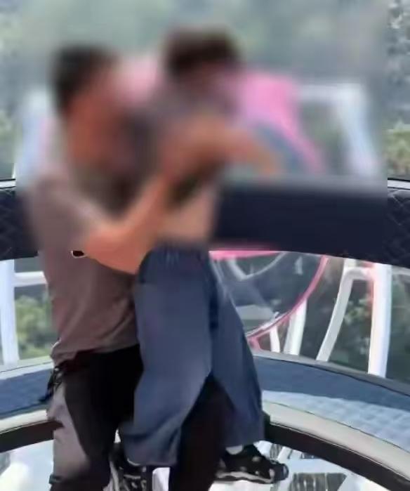浙江台州，男子带老婆孩子坐摩天轮。工作人员忘了关座舱门。轿厢升到50米高空，男子