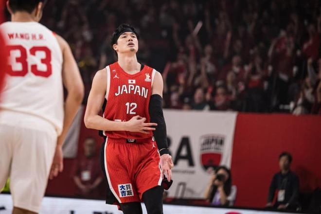 为什么日本男篮在下半场突然状态下降？其实从渡边雄太的发挥就能看出端倪！就拿2
