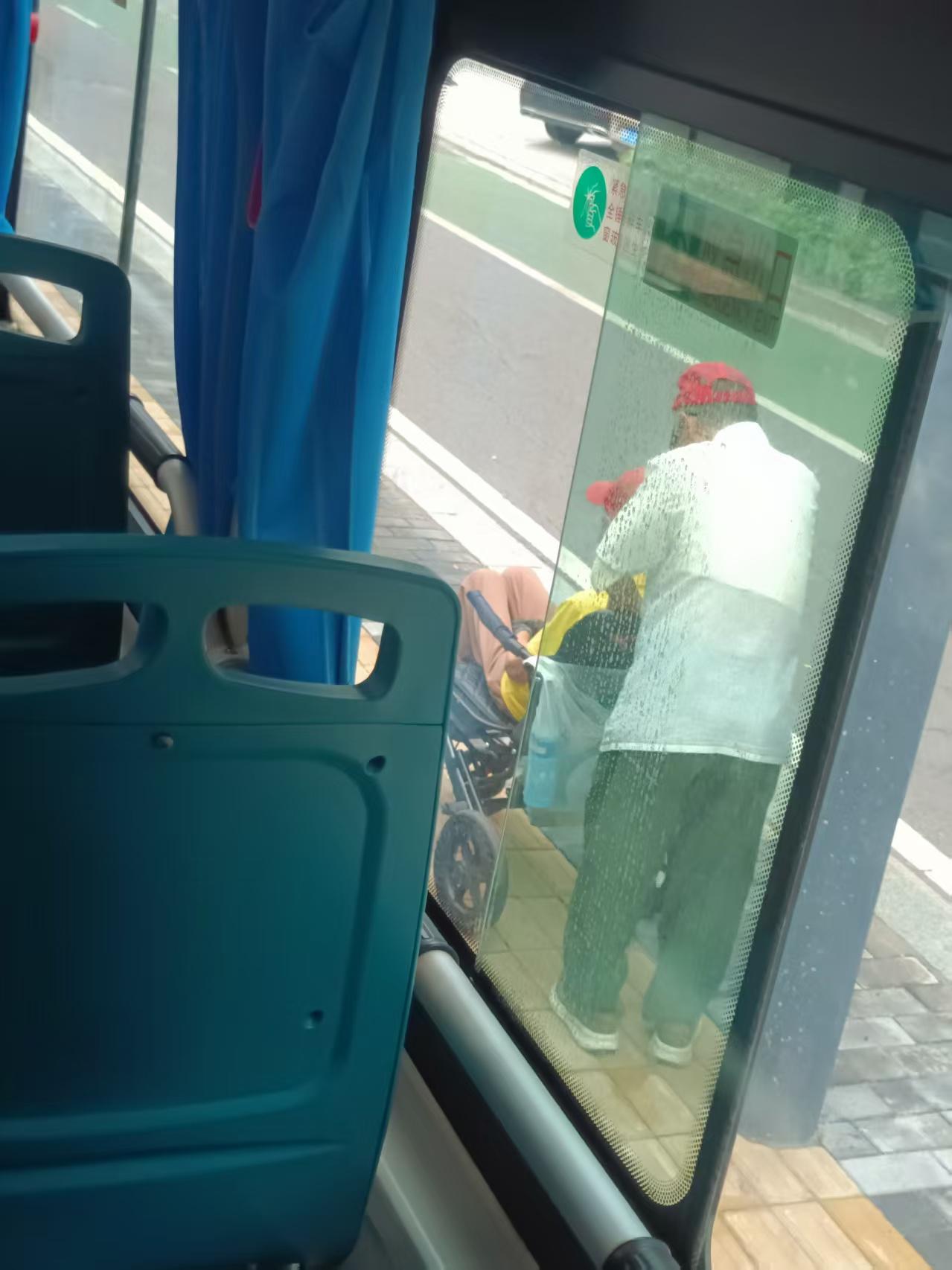 这个世界破破烂烂，总有人缝缝补补。前两天下班后乘坐西安公交车，车上有件事让人备