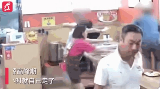 太缺德了！”8月15日，江苏南京，一男子带狗去餐馆吃饭，他先是擅自进入厨房拿碗打
