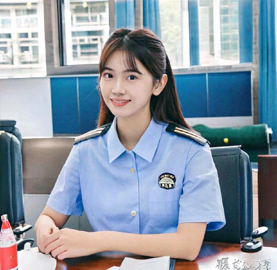 有次请领导们吃饭，酒过三巡之后，就随意了些。我身边的人事局的副局长和对面一个