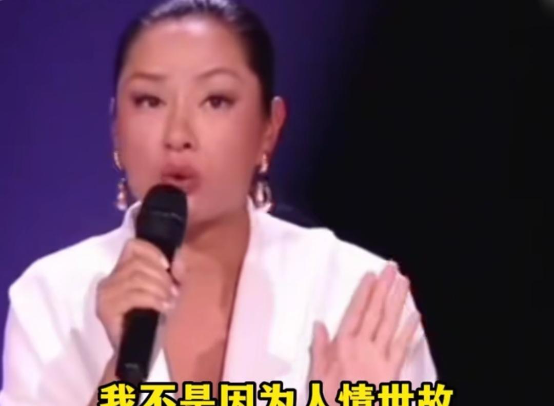 瞿颖在台上哭了三分钟，然后一把撕了投票卡。她说，不投了，骂就骂吧。台下有