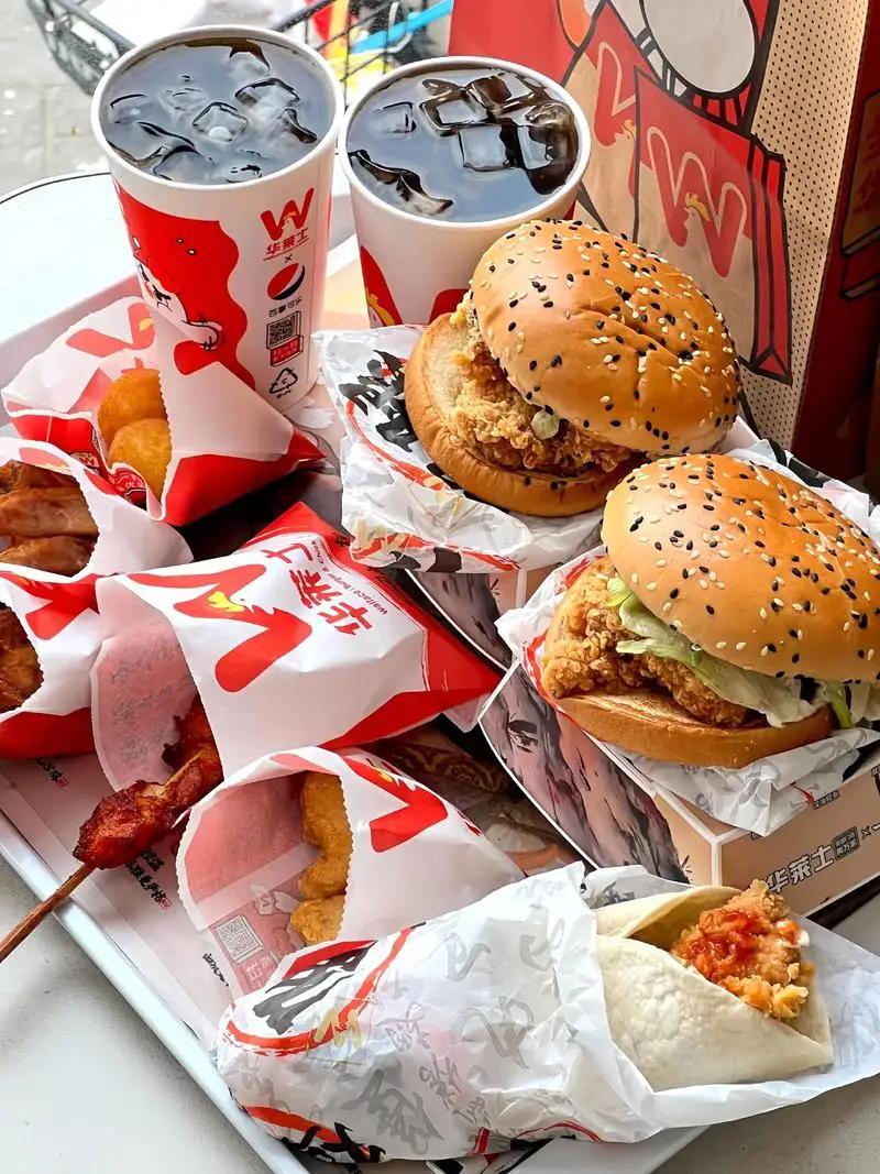 华莱士正式宣布退市了。2025年上半年它的营收还有46亿，但营收增长速度一直在变