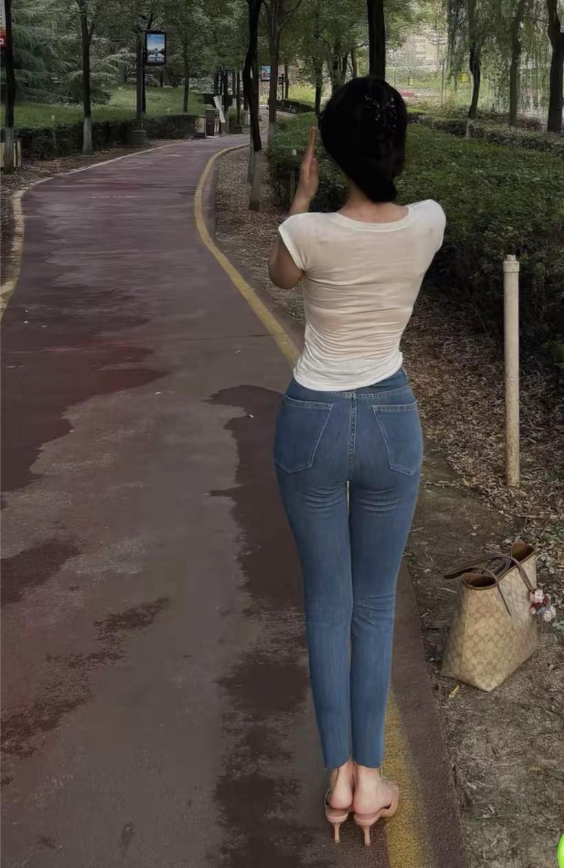 牛仔裤拍照姿势美背杀牛仔裤穿搭不露脸拍照<!--{im...