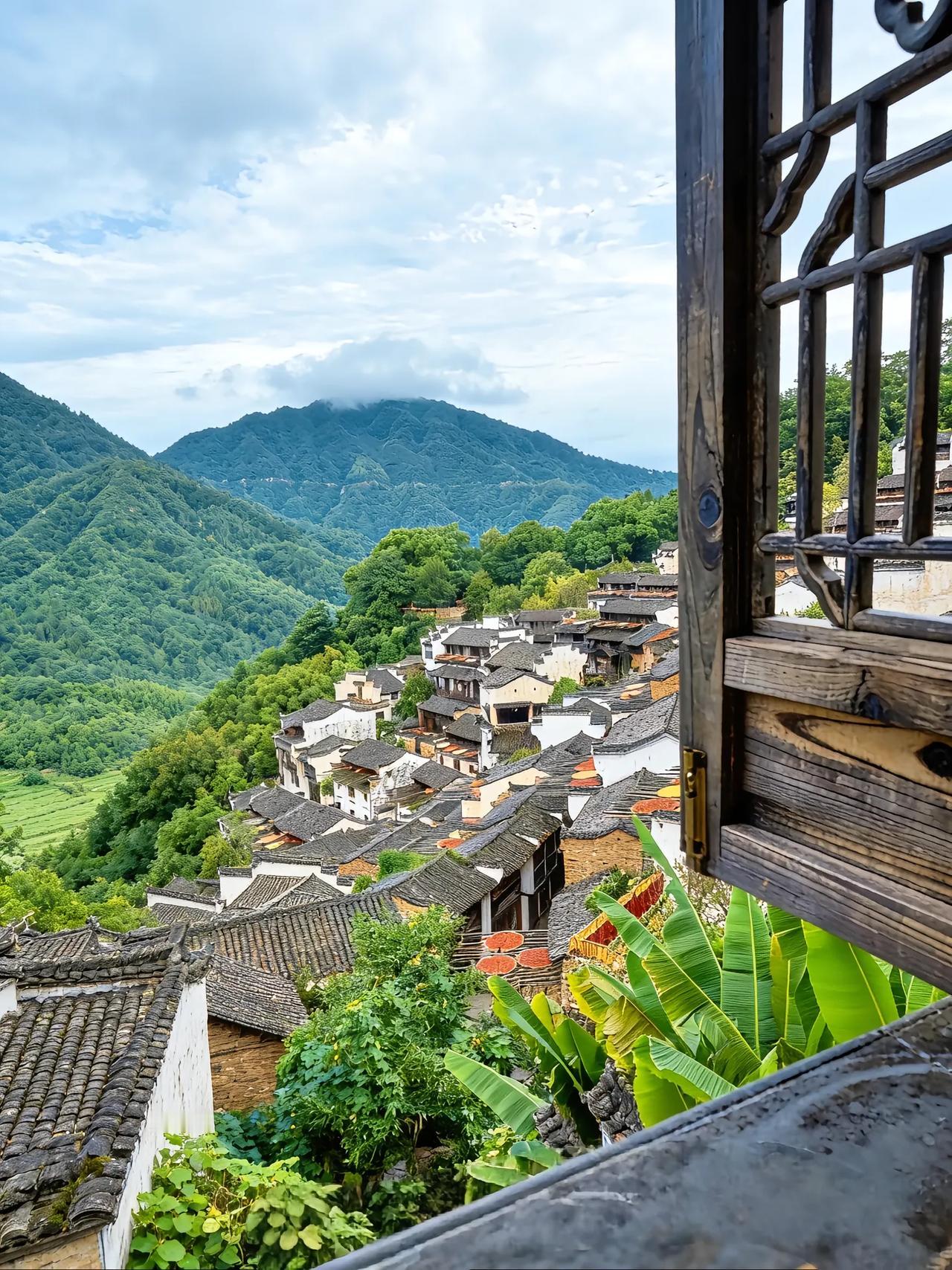 刚和一位高二学生的家长聊了聊。这次期中考试，他家孩子数学考了120分，而班级