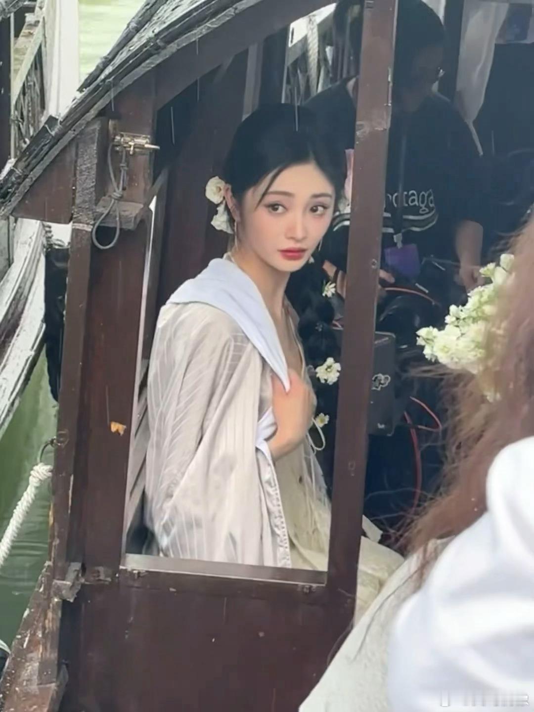 周洁琼江南美人具像化了原来江南美人的精髓不在妆容多精致，而在那份松弛的气韵。倚