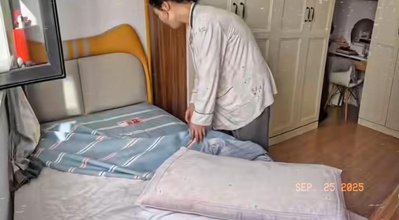 月嫂偷偷塞300元红包：这哪是打工？明明是把娃当自家娃疼！谁能想到，月嫂下