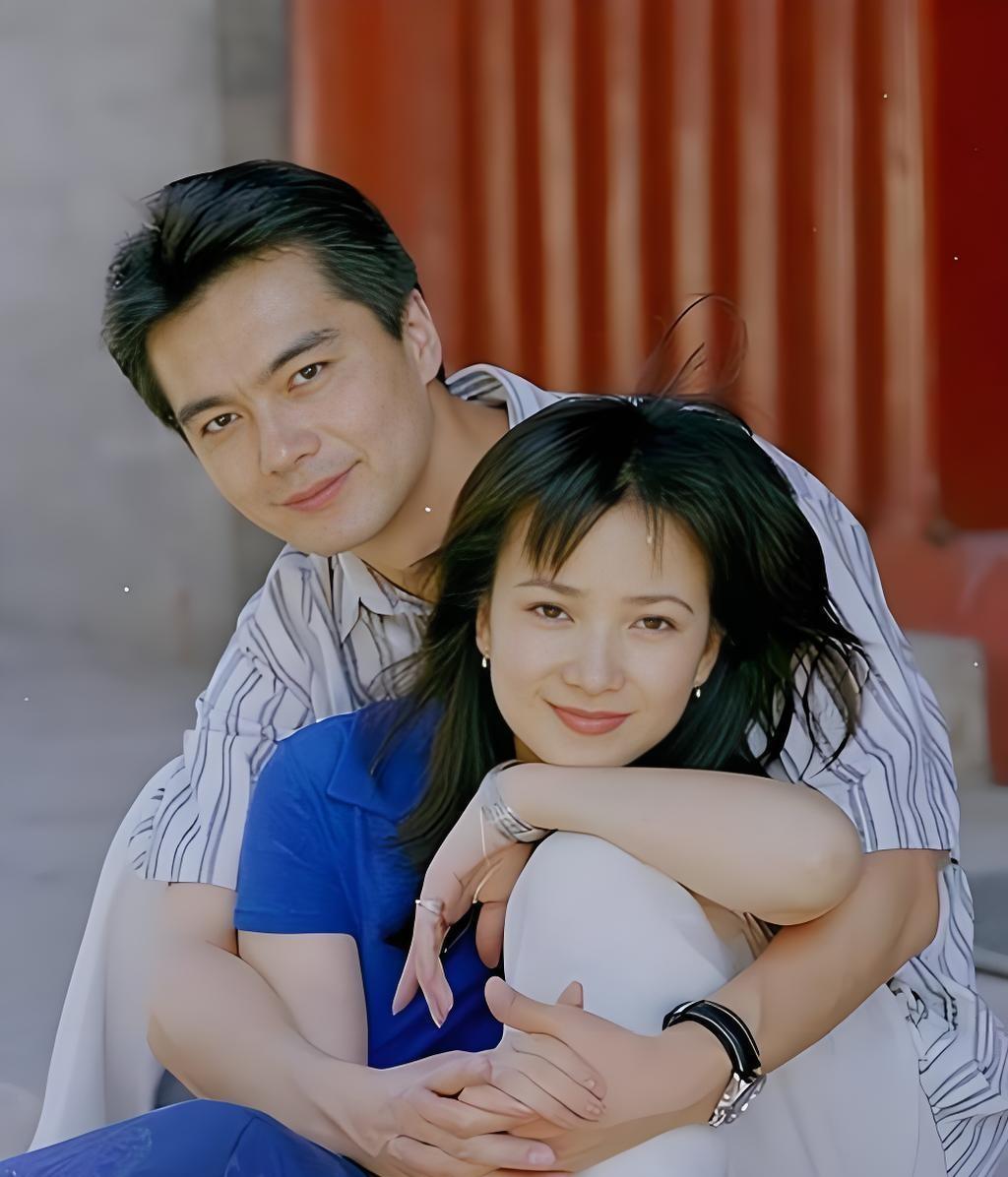 女人要顾家，男人要立业——这句话，许亚军曾深信不疑。所以当年，这位“叔圈顶流”