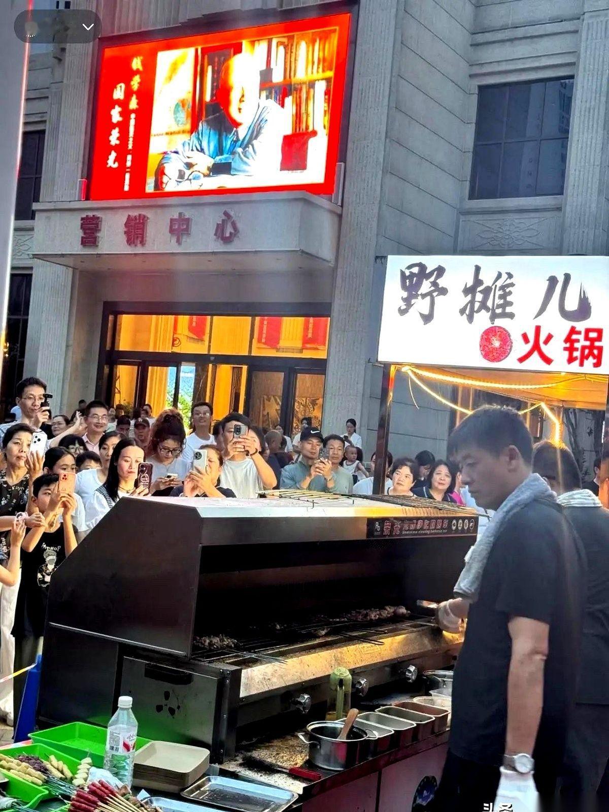 最近全网都在刷那个长得神似“张雪峰”的烧烤摊主。按网红圈的铁律，接下来的剧情本