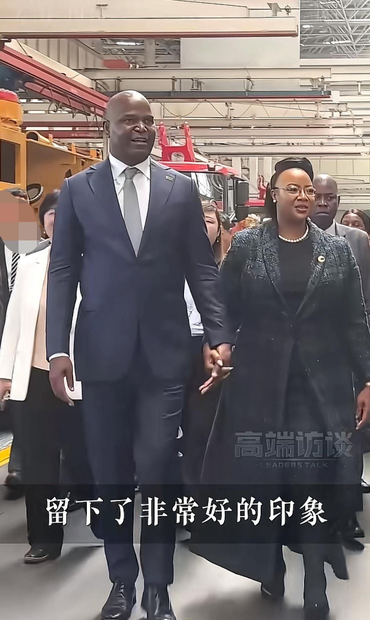 对比莫桑比克总统夫妇与法国总统夫妇的形象，给人的直观感受大相径庭。莫桑比克总统夫