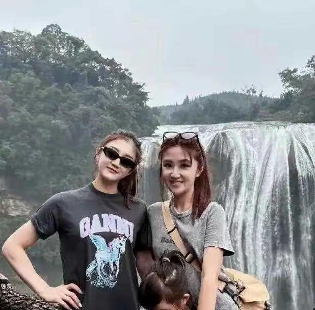 奥运冠军陈梦前段时间带着闺蜜来贵州黄果树瀑布撒欢啦！这波