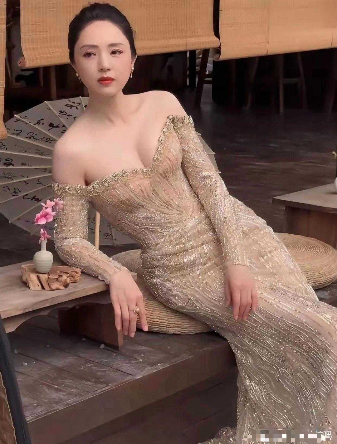 董璇这身金色鱼尾服简直太衬她的身材了，她怎么跟吃了防腐剂一样？