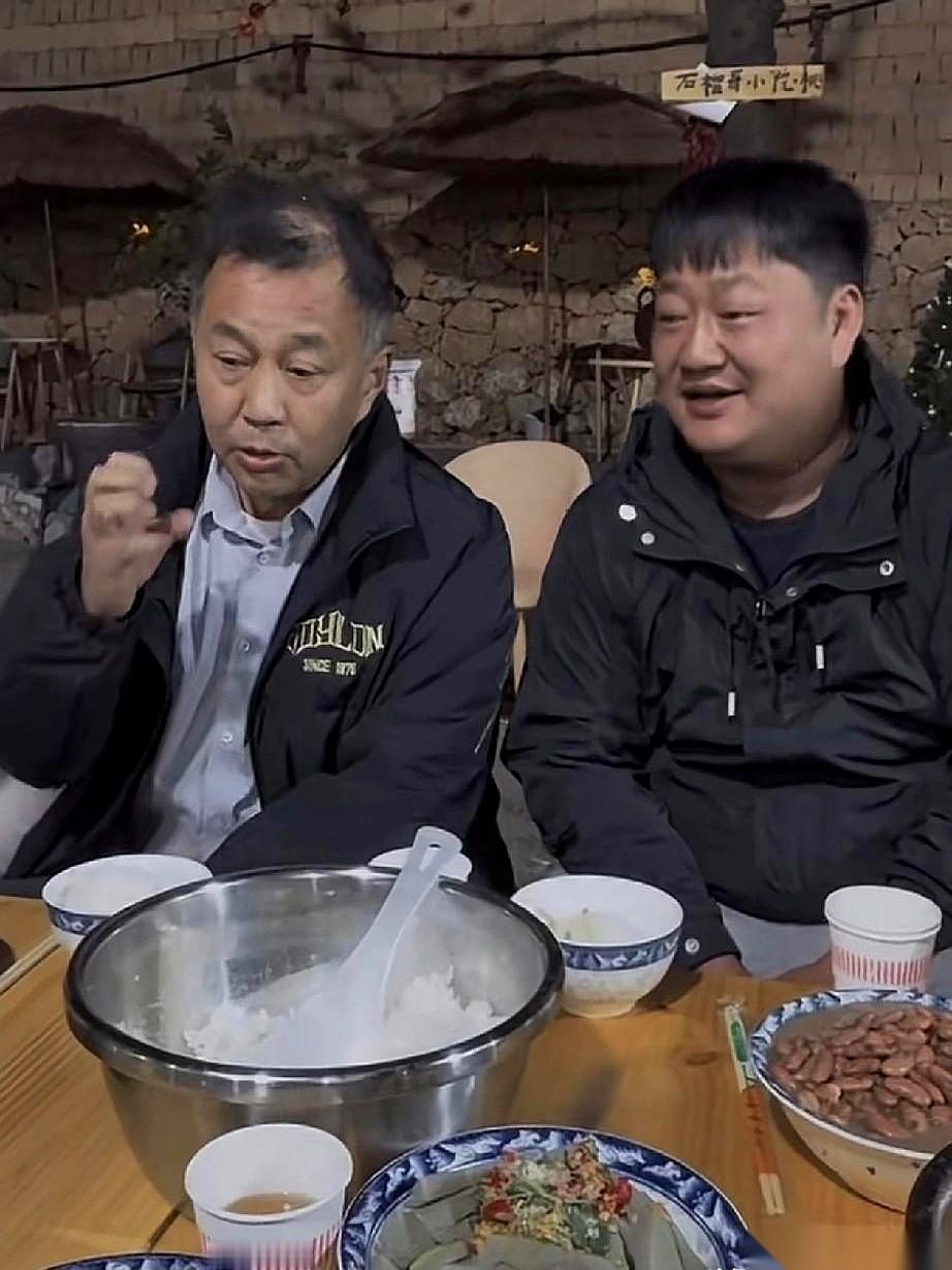 一帮人，在云南晃悠了快一个月了。吃好的，住好的，出门还开着车。关键是，好像也