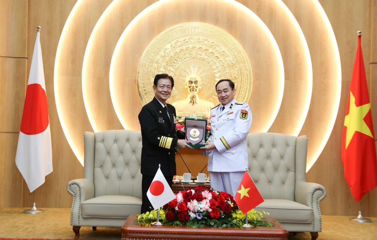 越南的海军总部还是很宽敞的！这是海自幕僚长应邀访问越南海军总部的新闻图片。最先意