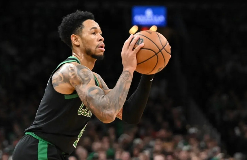 凯尔特人又开始躁动起来了。据外媒报道，凯尔特人正积极运作，兜售西蒙斯2760万