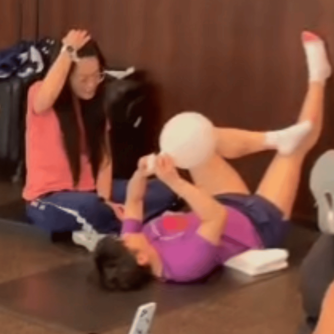 我觉得莎莎还是更适合男队医、男教练。因为她和女队医在一起时，经常被拍到小嘴叭叭