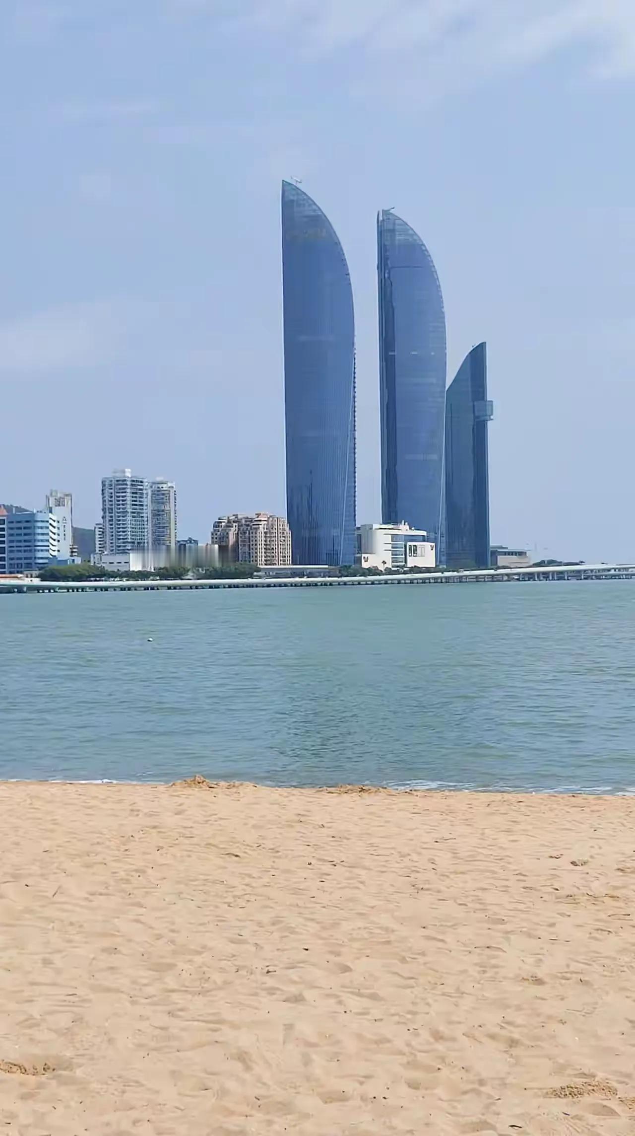 福建第二高楼，厦门世茂海峡大厦，由两幢300米高的塔楼组成，再加上边上的一幢20