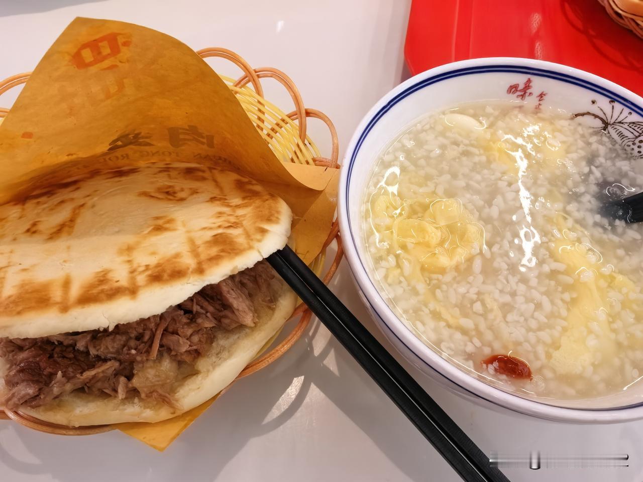 一日三餐之中应该少吃的是哪一餐晚餐应该少吃哦[大笑]晚餐少吃可以减轻肠胃的负担，