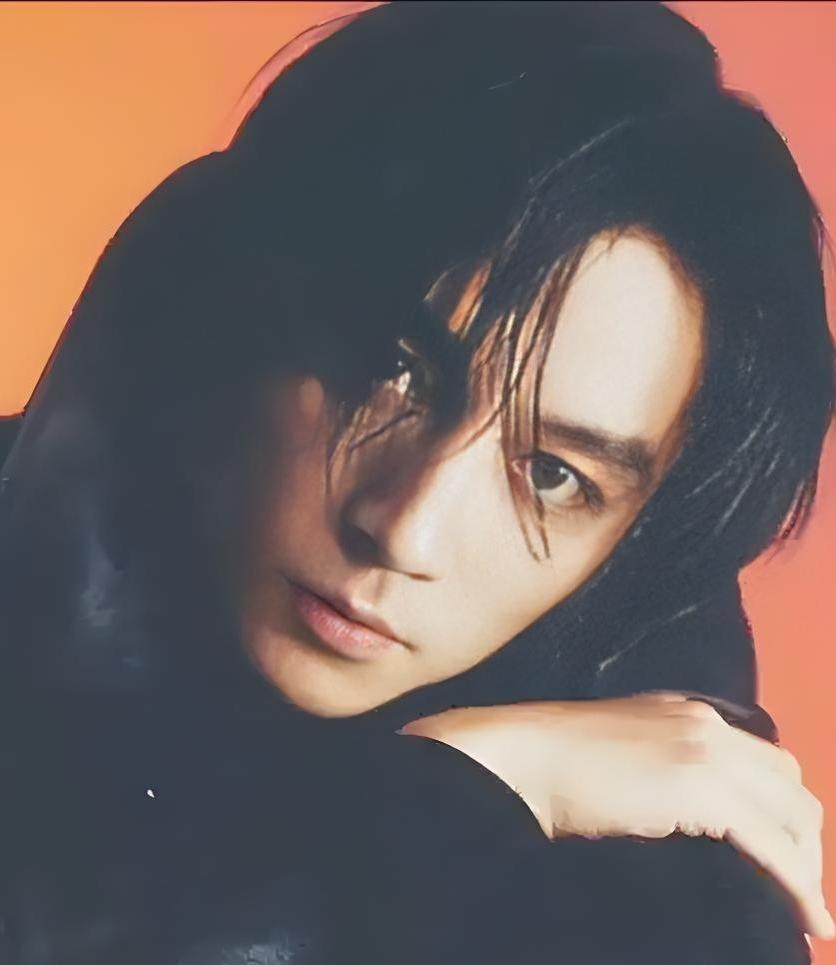 陈晓登上《F时尚画报》2026年1月开年刊封面。此次封面大片中，陈晓以颠覆性造型