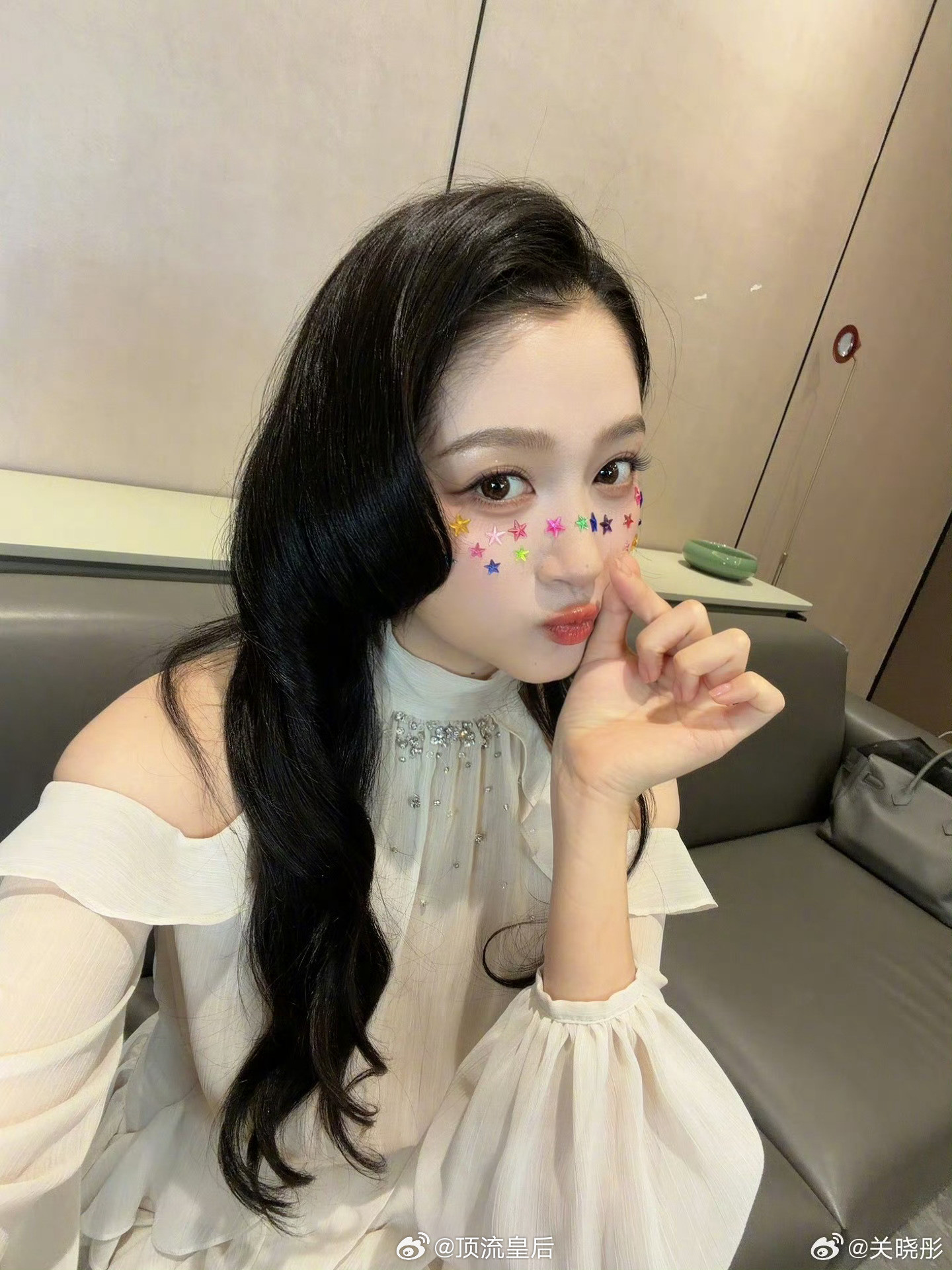 关晓彤自拍好漂亮，肤白貌美的富家千金。