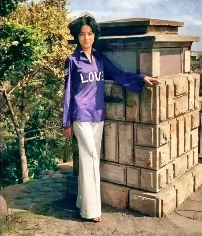 据说这个是林青霞被星探发现时的照片。当时的她青涩中透露着独特的美，穿搭虽然普